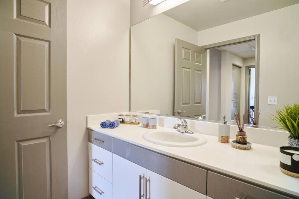 Blue Marina Views Floor Unit 2bd 2ba * Los Angeles